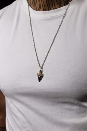 Minimalistyczny naszyjnik z grotem strzały dla mężczyzn