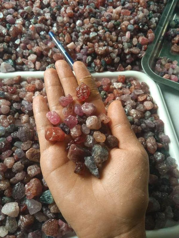 Spinel raw material